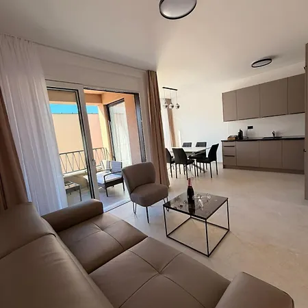 Grand Romansa - A New Apartment, Walking Distance To The 아파트 *