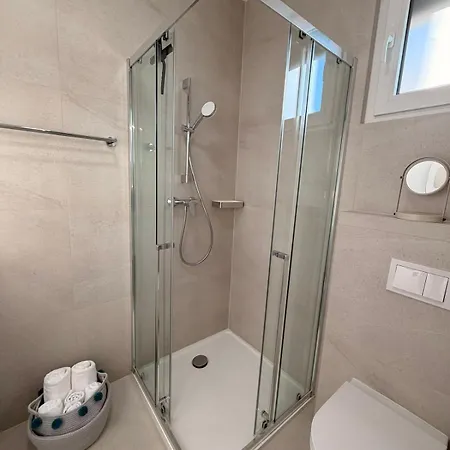 Grand Romansa - A New Apartment, Walking Distance To The 자다르
