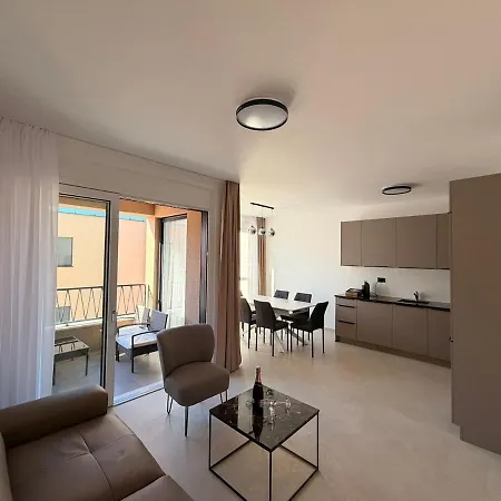 Grand Romansa - A New Apartment, Walking Distance To The 아파트 자다르