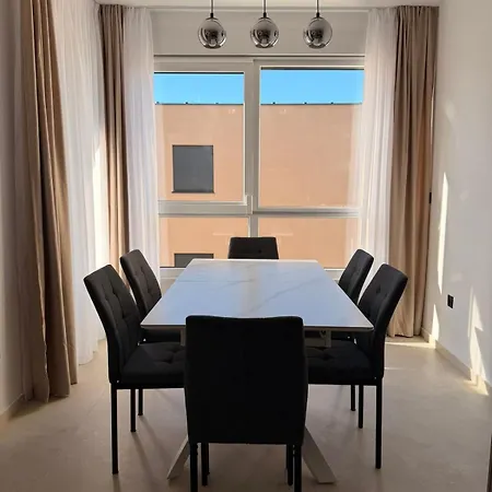 Grand Romansa - A New Apartment, Walking Distance To The 아파트 자다르