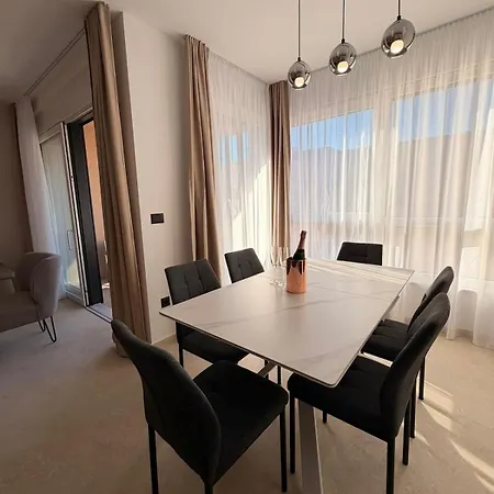 Grand Romansa - A New Apartment, Walking Distance To The 아파트