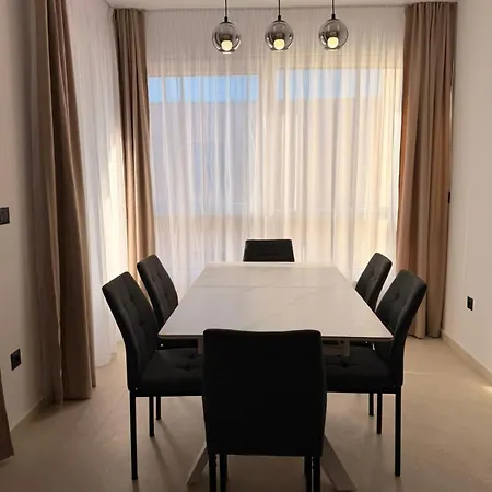아파트 Grand Romansa - A New Apartment, Walking Distance To The *