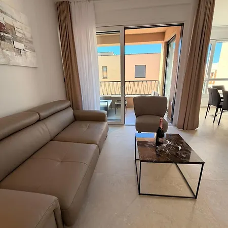 Grand Romansa - A New Apartment, Walking Distance To The 아파트 자다르