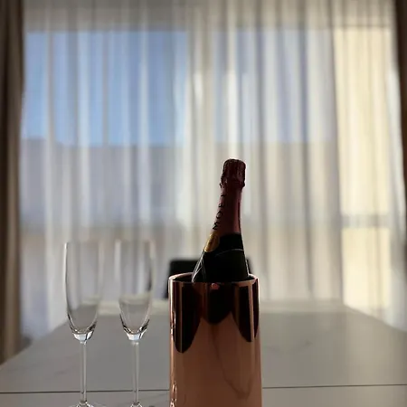 아파트 Grand Romansa - A New Apartment, Walking Distance To The
