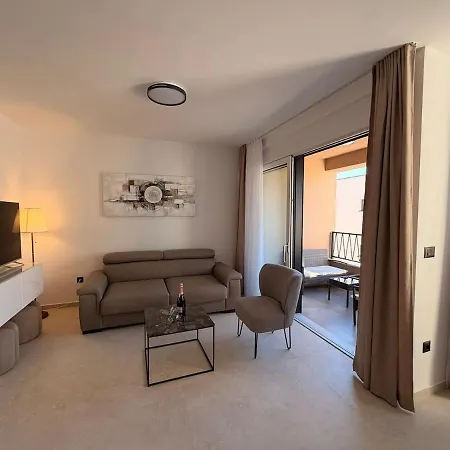 Grand Romansa - A New Apartment, Walking Distance To The *