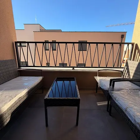 Grand Romansa - A New Apartment, Walking Distance To The 자다르