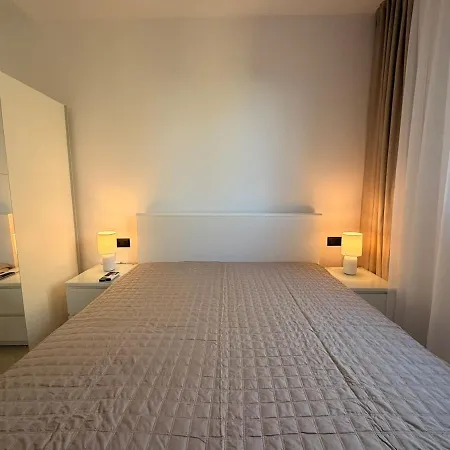 아파트 Grand Romansa - A New Apartment, Walking Distance To The