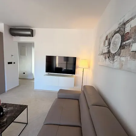 Grand Romansa - A New Apartment, Walking Distance To The 아파트