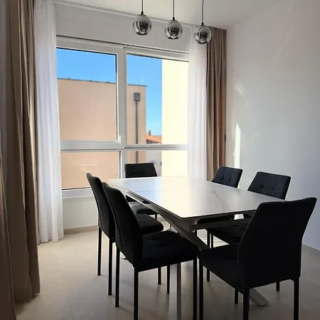 Grand Romansa - A New Apartment, Walking Distance To The 아파트 자다르