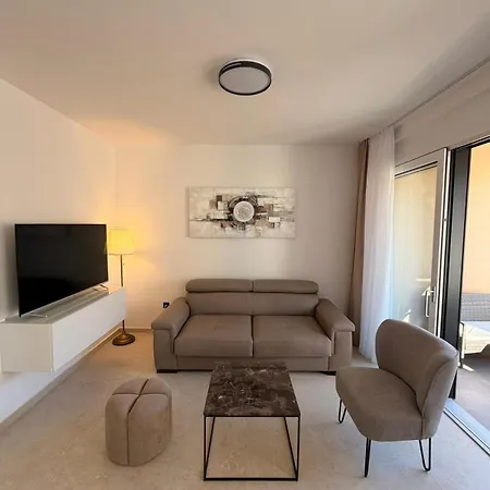아파트 Grand Romansa - A New Apartment, Walking Distance To The 자다르