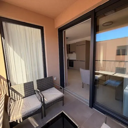 아파트 Grand Romansa - A New Apartment, Walking Distance To The