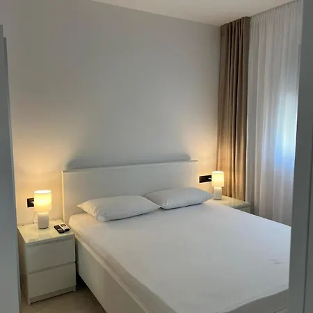 아파트 Grand Romansa - A New Apartment, Walking Distance To The